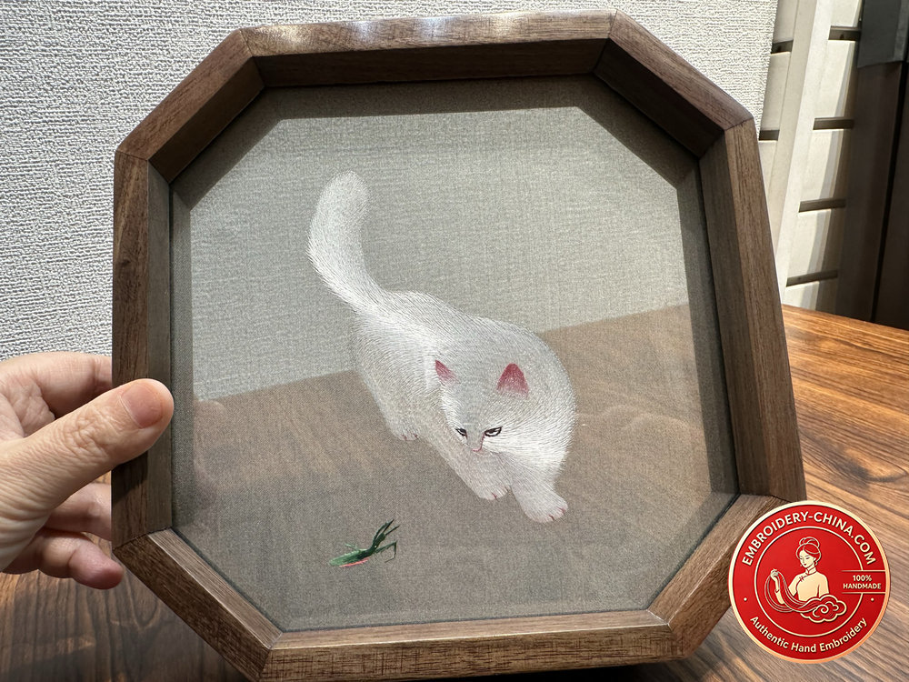 Double-sided Embroidery Ornament - Suzhou Handmade Mantis and Cat Classic Embroidery with Walnut Frame, 21cm Diameter