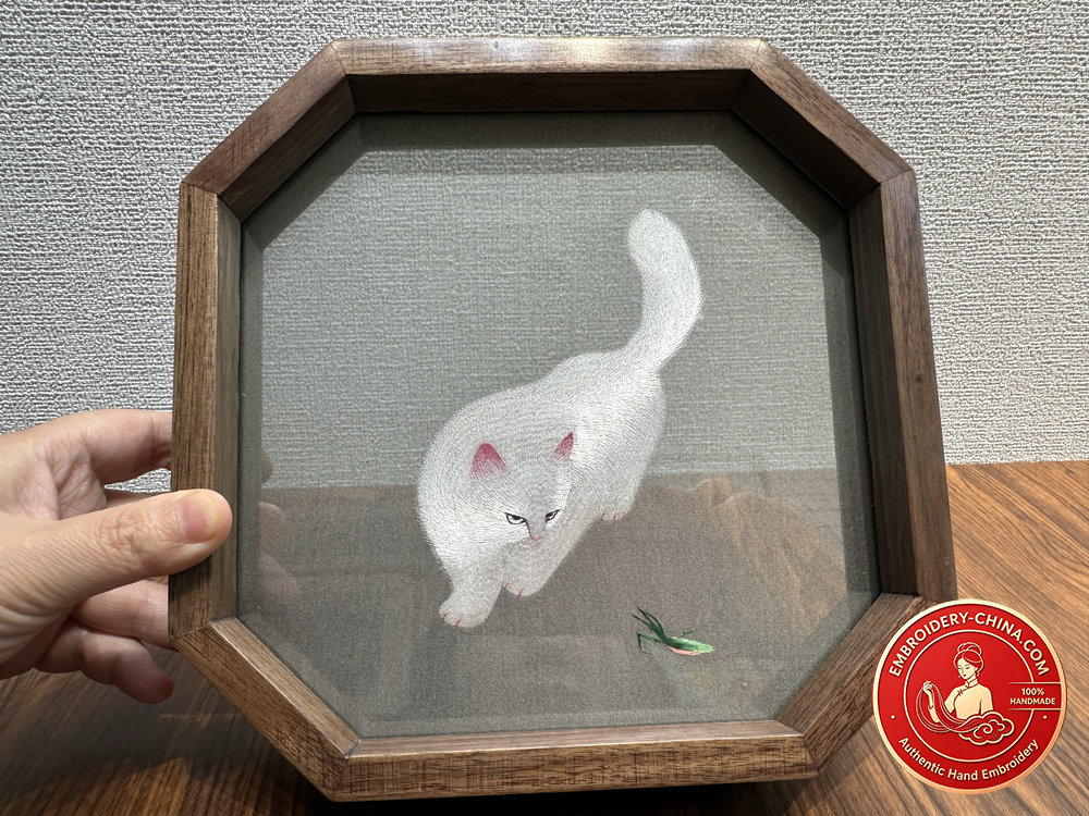 Double-sided Embroidery Ornament - Suzhou Handmade Mantis and Cat Classic Embroidery with Walnut Frame, 21cm Diameter