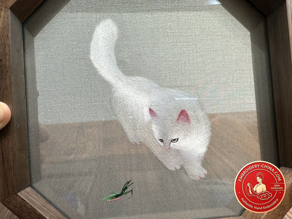 Double-sided Embroidery Ornament - Suzhou Handmade Mantis and Cat Classic Embroidery with Walnut Frame, 21cm Diameter