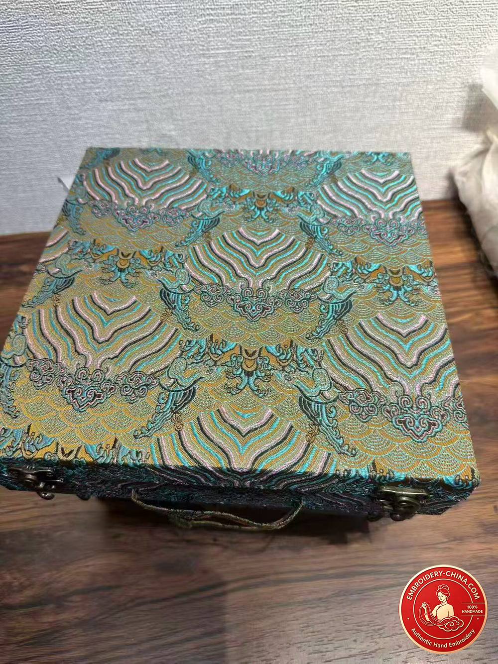 Double-sided Embroidery Ornament - Premium Cat Handmade Suzhou Embroidery with Walnut Frame, 21cm Diameter (In Stock)