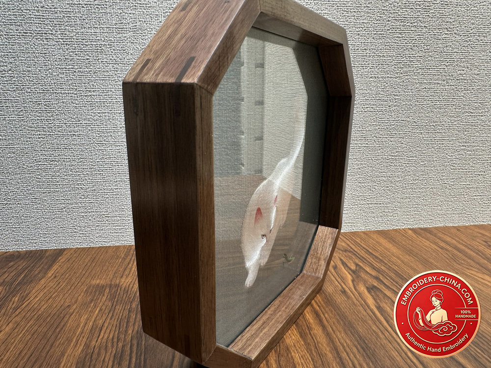 Double-sided Embroidery Ornament - Suzhou Handmade Mantis and Cat Classic Embroidery with Walnut Frame, 21cm Diameter